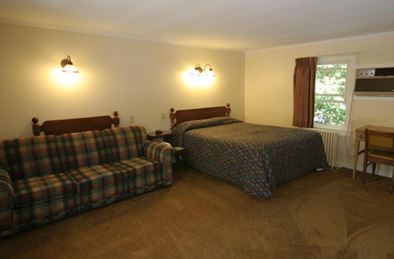 Maple Leaf Motel シュローン・レイク エクステリア 写真